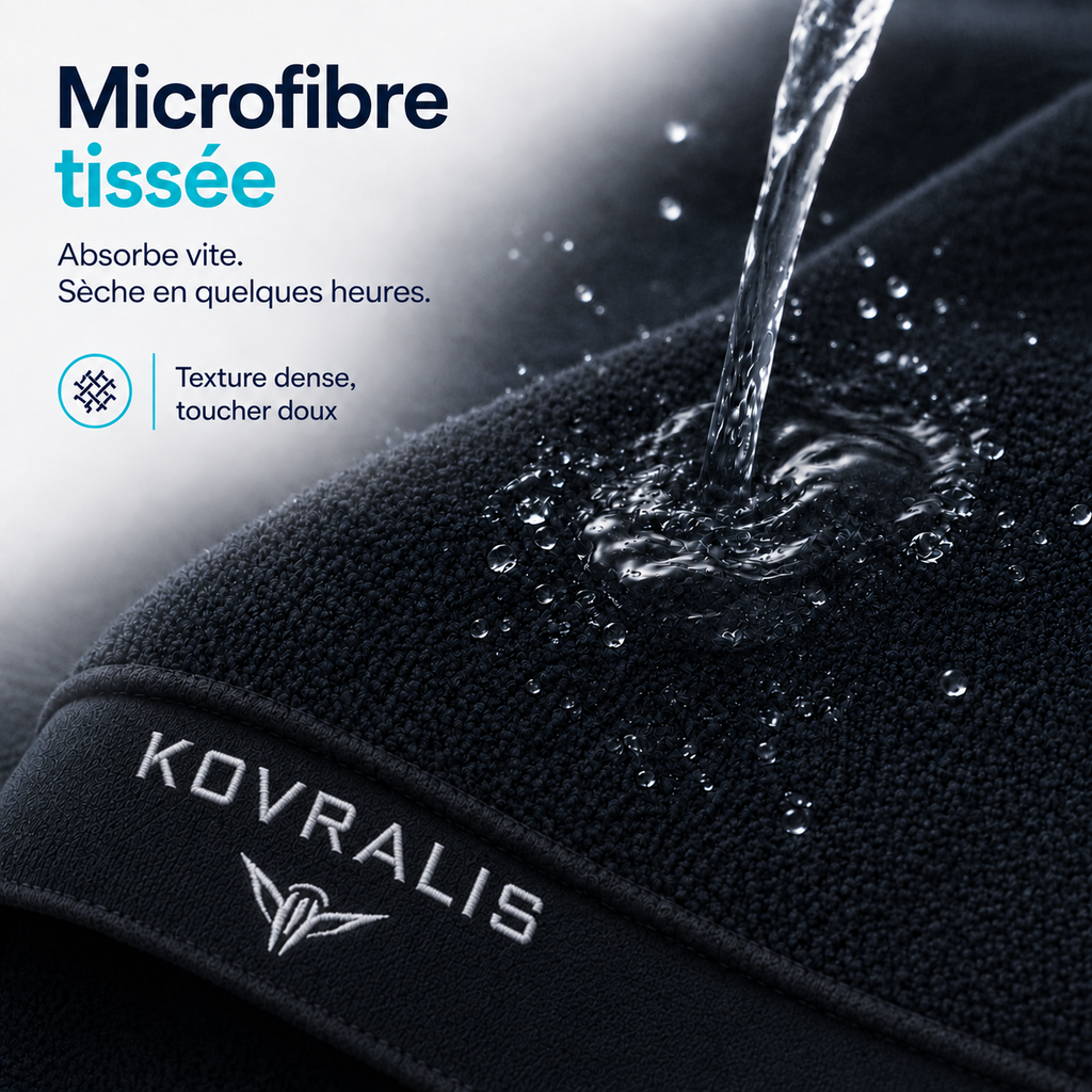 Serviette Kovralis pliée en format compact à côté d'un sac de sport